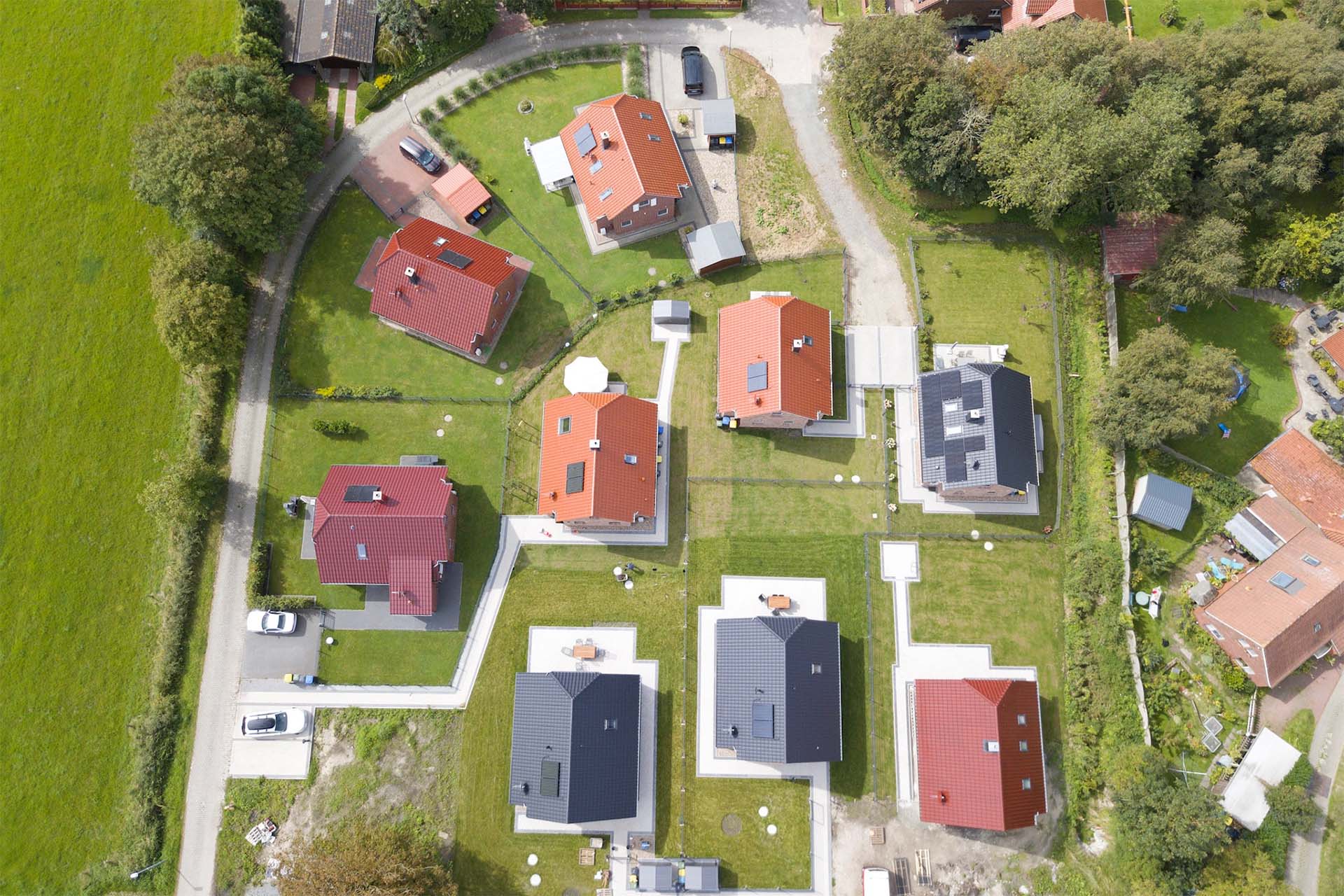 Die ostfriesische Nordseeküste zählt zu den gefragtesten Regionen für Ferienimmobilien in Deutschland. Ob stilvolles Ferienhaus, moderne Wohnung oder gemütliche Doppelhaushälfte – mit Systembau setzen Sie auf einen erfahrenen Partner für den Bau hochwertiger Immobilien in Top-Lagen.