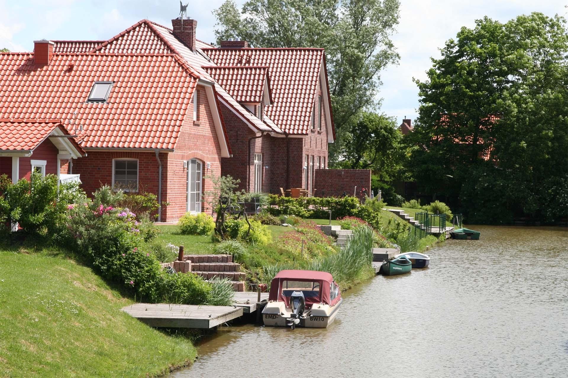 Sie besitzen ein Grundstück an der Nordsee und möchten dort ein Bauprojekt umsetzen? Wir übernehmen für Sie die komplette Projektentwicklung und Realisierung – fachlich kompetent und mit einem sicheren Gespür für das Machbare.