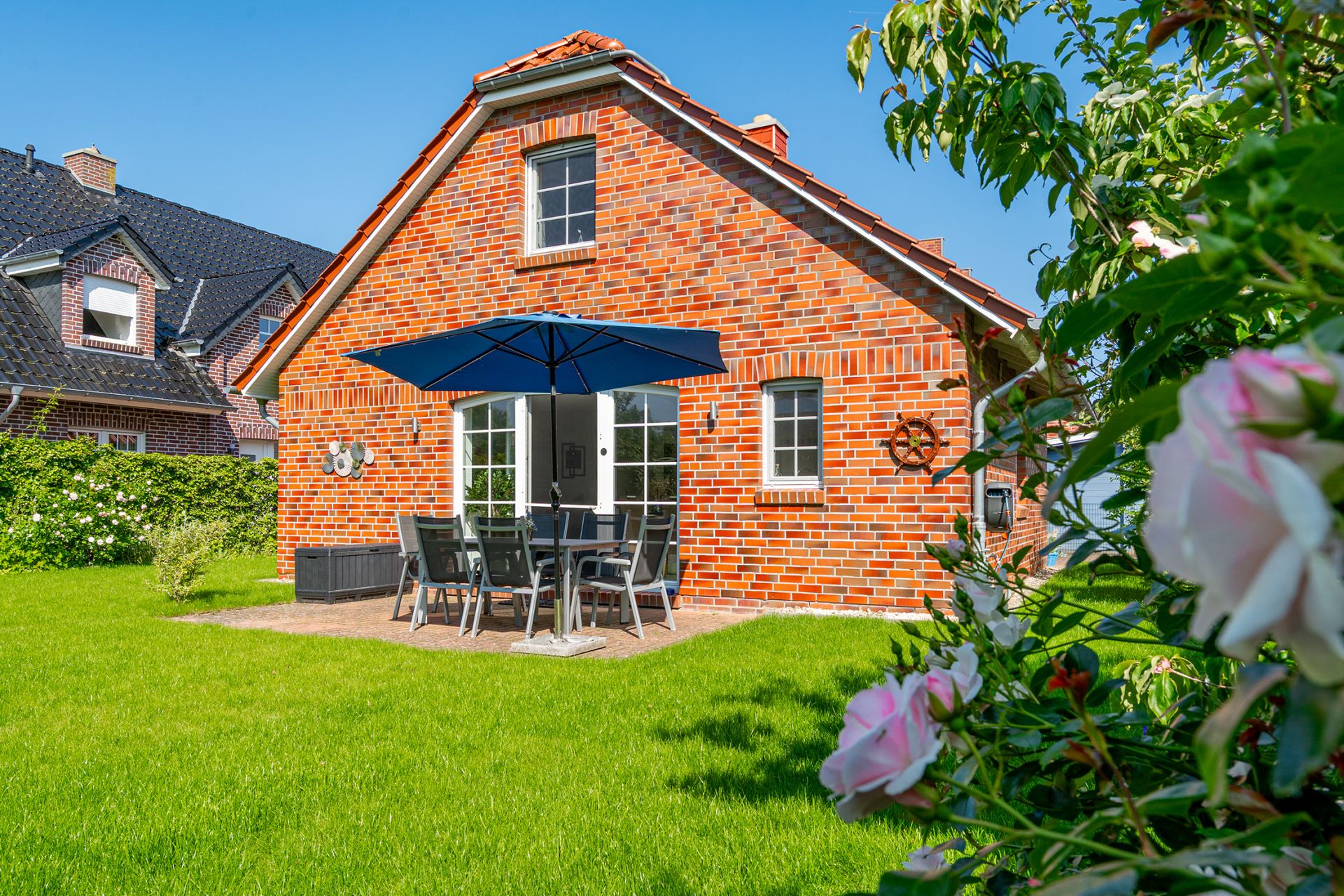 Ein Ferienhaus an der Nordsee ist nicht nur ein Ort für unvergessliche Urlaubsmomente, sondern auch eine solide und wertbeständige Form der Altersvorsorge. Ferienimmobilien in dieser beliebten Urlaubsregion kombinieren langfristige Stabilität, Renditepotenzial und die Möglichkeit zur Eigennutzung.
