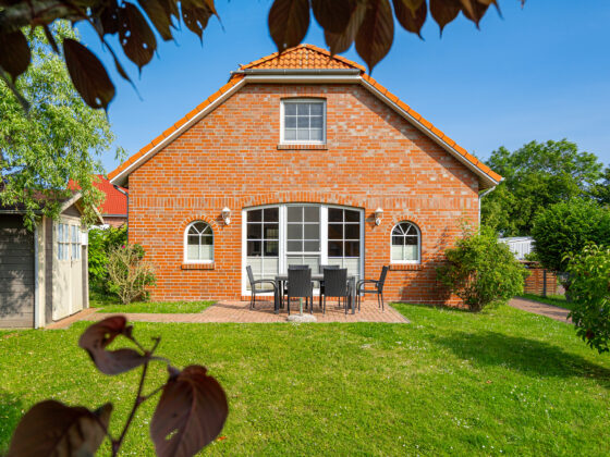 Der Kauf einer Ferienimmobilie ist für viele Menschen ein Traum – ein eigener Rückzugsort am Meer und gleichzeitig eine interessante Kapitalanlage. Was viele Käufer nicht wissen: Ferienimmobilien können auch steuerliche Vorteile bieten, insbesondere wenn sie überwiegend an Feriengäste vermietet werden.