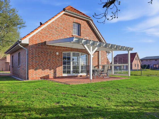Die Nachfrage nach Ferienimmobilien an der deutschen Nordseeküste bleibt weiterhin hoch. Besonders Regionen in Ostfriesland wie die Krummhörn, Greetsiel oder Norddeich erfreuen sich großer Beliebtheit bei Urlaubsgästen und Investoren. Doch viele Kaufinteressenten stellen sich aktuell die Frage: Lohnt sich eine Ferienimmobilie als Kapitalanlage im Jahr 2026 überhaupt noch? Die kurze Antwort lautet: In vielen Fällen ja – vorausgesetzt, Lage, Qualität und Nutzungskonzept stimmen.