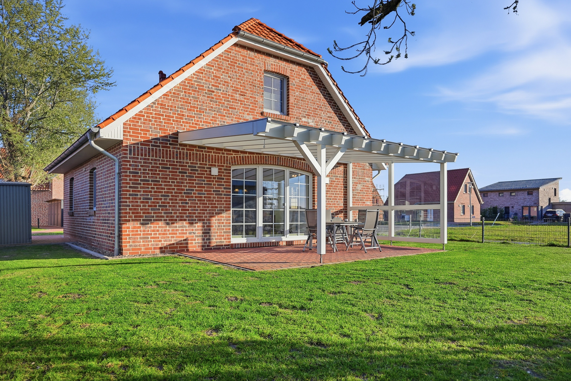 Die Nachfrage nach Ferienimmobilien an der deutschen Nordseeküste bleibt weiterhin hoch. Besonders Regionen in Ostfriesland wie die Krummhörn, Greetsiel oder Norddeich erfreuen sich großer Beliebtheit bei Urlaubsgästen und Investoren. Doch viele Kaufinteressenten stellen sich aktuell die Frage: Lohnt sich eine Ferienimmobilie als Kapitalanlage im Jahr 2026 überhaupt noch? Die kurze Antwort lautet: In vielen Fällen ja – vorausgesetzt, Lage, Qualität und Nutzungskonzept stimmen.