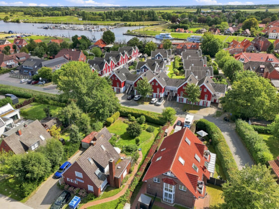Eine Ferienimmobilie an der Nordsee kann eine interessante Kapitalanlage sein. Doch nicht jede Ferienwohnung und jedes Ferienhaus eignet sich gleichermaßen für die erfolgreiche Vermietung. Wer eine Ferienimmobilie kaufen möchte, sollte deshalb nicht nur auf den Kaufpreis schauen, sondern verschiedene Faktoren miteinander vergleichen.