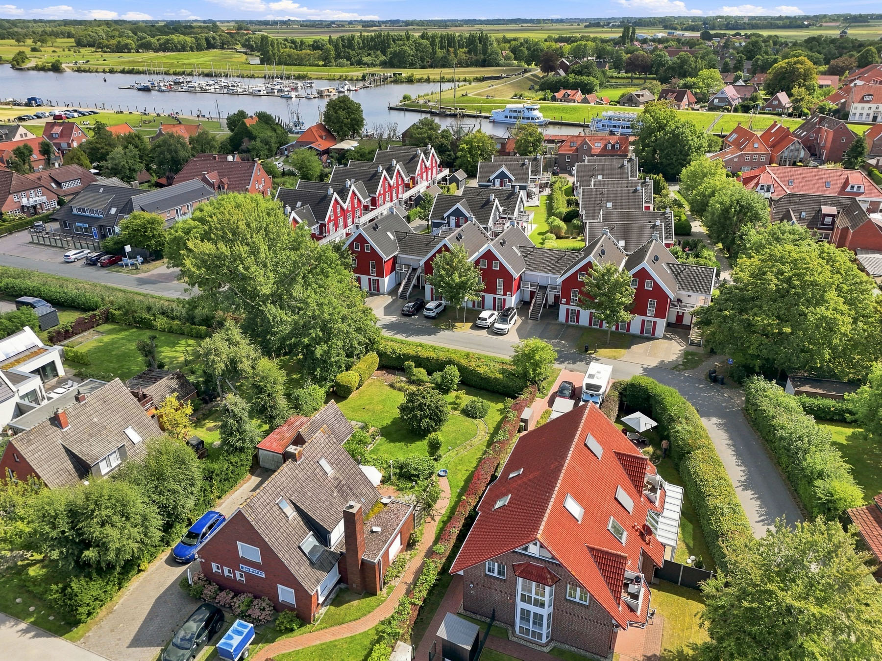 Eine Ferienimmobilie an der Nordsee kann eine interessante Kapitalanlage sein. Doch nicht jede Ferienwohnung und jedes Ferienhaus eignet sich gleichermaßen für die erfolgreiche Vermietung. Wer eine Ferienimmobilie kaufen möchte, sollte deshalb nicht nur auf den Kaufpreis schauen, sondern verschiedene Faktoren miteinander vergleichen.
